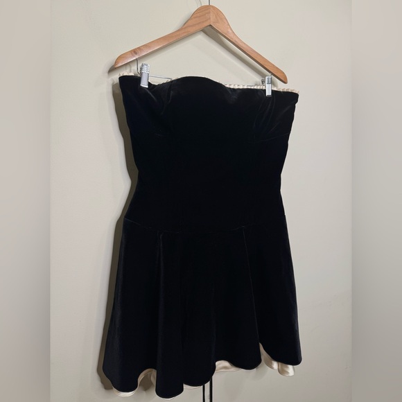 HOUSE‎ OF CB Marilla Black Velvet Strapless Dress - Picture 7 of 11